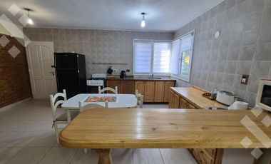 Casa EN VENTA, en Villa Pehuenia. 3 dormitorios, uno en suite. A 100 metros del lago Aluminé.