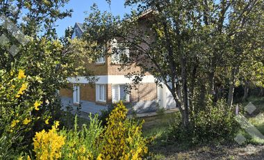 Casa EN VENTA, en Villa Pehuenia. 3 dormitorios, uno en suite. A 100 metros del lago Aluminé.