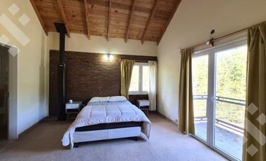 Casa EN VENTA, en Villa Pehuenia. 3 dormitorios, uno en suite. A 100 metros del lago Aluminé.