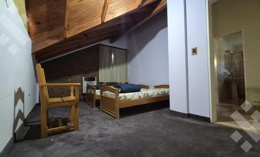 Casa EN VENTA, en Villa Pehuenia. 3 dormitorios, uno en suite. A 100 metros del lago Aluminé.