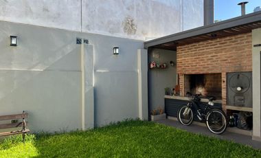 VENTA CASA DOS DORMITORIOS GUADALUPE  REMODELADA