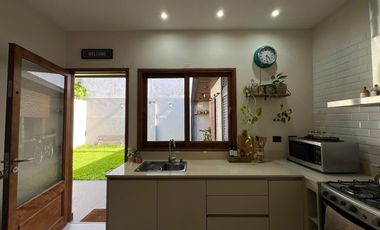 VENTA CASA DOS DORMITORIOS GUADALUPE  REMODELADA