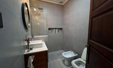 VENTA CASA DOS DORMITORIOS GUADALUPE  REMODELADA