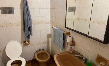 Casa de 4 ambientes con cochera en venta en Villa Adelina