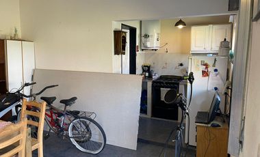 Casa de 4 ambientes con cochera en venta en Villa Adelina
