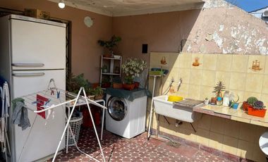 Casa de 4 ambientes con cochera en venta en Villa Adelina