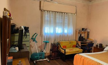 Casa de 4 ambientes con cochera en venta en Villa Adelina