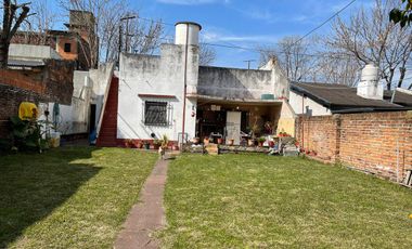 Casa de 4 ambientes con cochera en venta en Villa Adelina