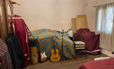 Casa de 4 ambientes con cochera en venta en Villa Adelina