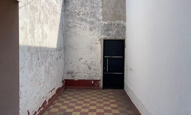 Casa de 4 ambientes con cochera en venta en Villa Adelina