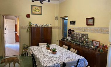 Casa de 4 ambientes con cochera en venta en Villa Adelina