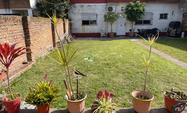 Casa de 4 ambientes con cochera en venta en Villa Adelina