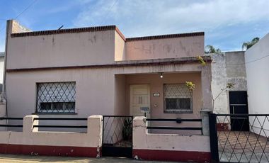 Casa de 4 ambientes con cochera en venta en Villa Adelina