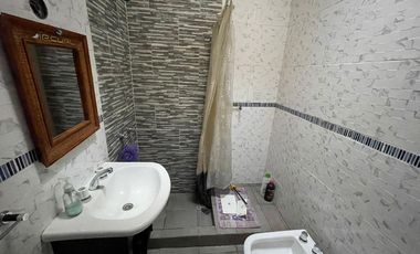 Casa de 4 ambientes con cochera en venta en Villa Adelina