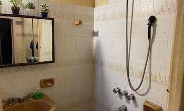 Casa de 4 ambientes con cochera en venta en Villa Adelina