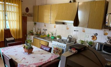 Casa de 4 ambientes con cochera en venta en Villa Adelina