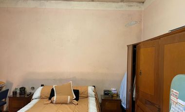 Casa de 4 ambientes con cochera en venta en Villa Adelina