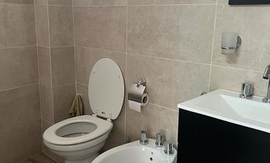 Departamento monoambiente con balcón y cochera en venta en Martinez