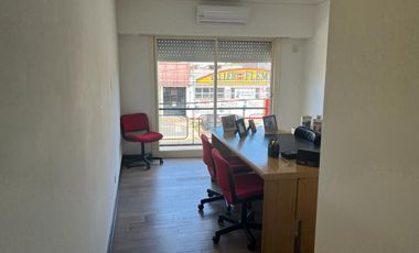 Departamento monoambiente con balcón y cochera en venta en Martinez