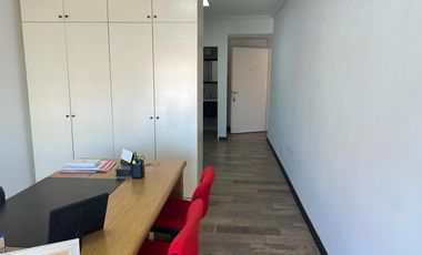 Departamento monoambiente con balcón y cochera en venta en Martinez