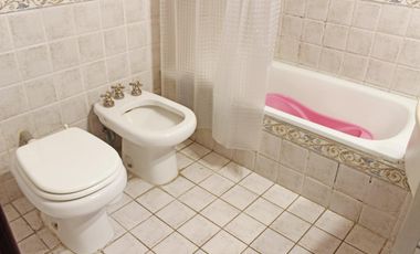 Casa de 6 ambientes con cocheras en venta en San Isidro