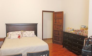 Casa de 6 ambientes con cocheras en venta en San Isidro