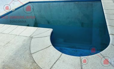 Al frente tiene un local con un muro. Atrás consta de  un quincho con pileta de natación, baños.-