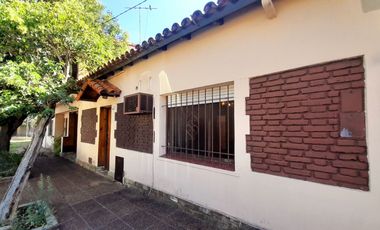 Olivos - A 2 cuadras de Av. Maipú - Chalet a refaccionar - Planta Baja con excelente frente!