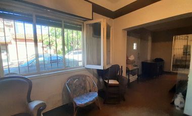 Olivos - A 2 cuadras de Av. Maipú - Chalet a refaccionar - Planta Baja con excelente frente!
