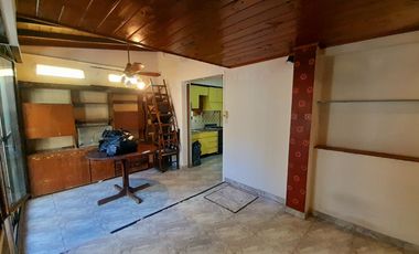 Olivos - A 2 cuadras de Av. Maipú - Chalet a refaccionar - Planta Baja con excelente frente!