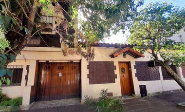 Olivos - A 2 cuadras de Av. Maipú - Chalet a refaccionar - Planta Baja con excelente frente!