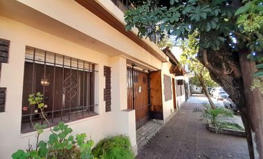 Olivos - A 2 cuadras de Av. Maipú - Chalet a refaccionar - Planta Baja con excelente frente!