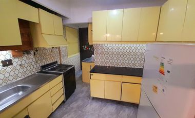 Olivos - A 2 cuadras de Av. Maipú - Chalet a refaccionar - Planta Baja con excelente frente!