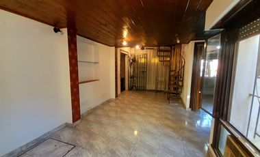 Olivos - A 2 cuadras de Av. Maipú - Chalet a refaccionar - Planta Baja con excelente frente!