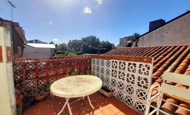 Olivos - A 2 cuadras de Av. Maipú - Chalet a refaccionar - Planta Baja con excelente frente!