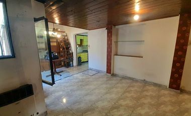 Olivos - A 2 cuadras de Av. Maipú - Chalet a refaccionar - Planta Baja con excelente frente!