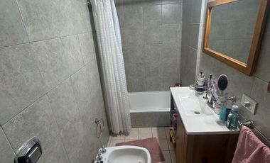 Departamento con un dormitorio, cocina, living comedor, baño, balcón, cochera, quincho en la terraza.-