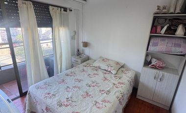 Departamento con un dormitorio, cocina, living comedor, baño, balcón, cochera, quincho en la terraza.-