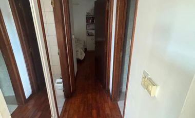 Departamento con un dormitorio, cocina, living comedor, baño, balcón, cochera, quincho en la terraza.-