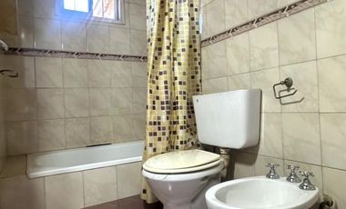 Venta casa para dos familias con cochera en Villa Dominico