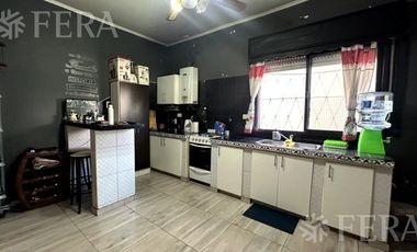 Venta casa para dos familias con cochera en Villa Dominico