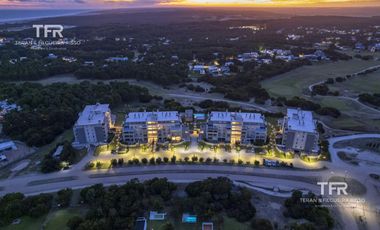 Venta en Águila de Al Golf 19 de Costa Esmeralda - 4 ambientes - balcón con cerramiento