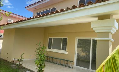 ALQUILO CASA EN BRISA DEL GOLF EN PH VILLA ALTA EN ESQUINA