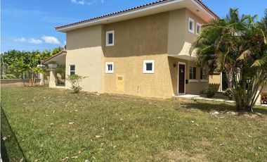 ALQUILO CASA EN BRISA DEL GOLF EN PH VILLA ALTA EN ESQUINA