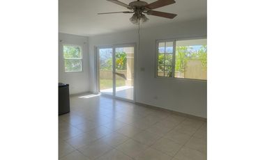 ALQUILO CASA EN BRISA DEL GOLF EN PH VILLA ALTA EN ESQUINA