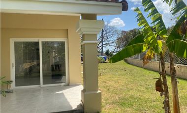 ALQUILO CASA EN BRISA DEL GOLF EN PH VILLA ALTA EN ESQUINA