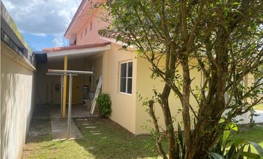 ALQUILO CASA EN BRISA DEL GOLF EN PH VILLA ALTA EN ESQUINA