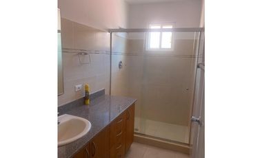 ALQUILO CASA EN BRISA DEL GOLF EN PH VILLA ALTA EN ESQUINA