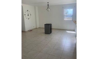 ALQUILO CASA EN BRISA DEL GOLF EN PH VILLA ALTA EN ESQUINA