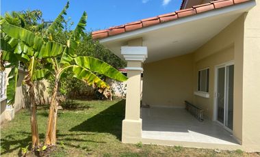 ALQUILO CASA EN BRISA DEL GOLF EN PH VILLA ALTA EN ESQUINA